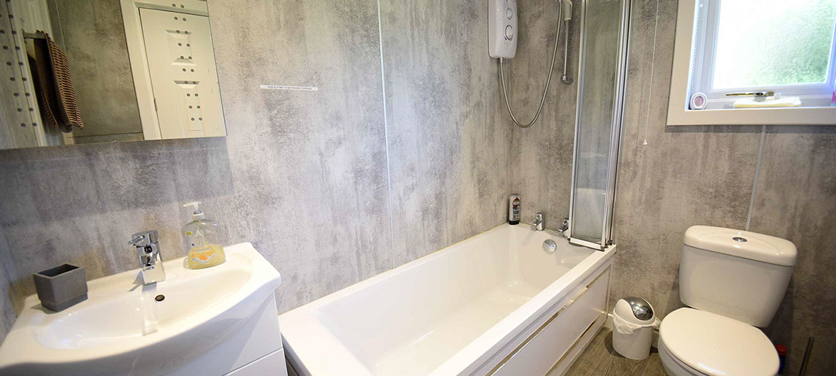 Anmara self catering accommodation contains a bathroom with bath and shower