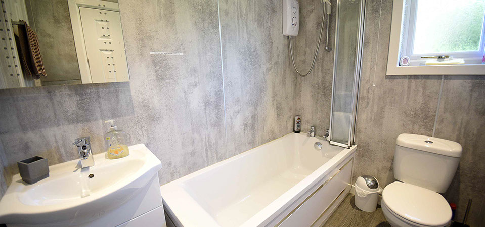 Anmara self catering accommodation contains a bathroom with bath and shower