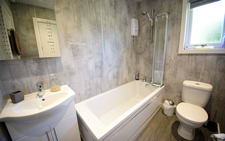 Anmara self catering accommodation contains a bathroom with bath and shower