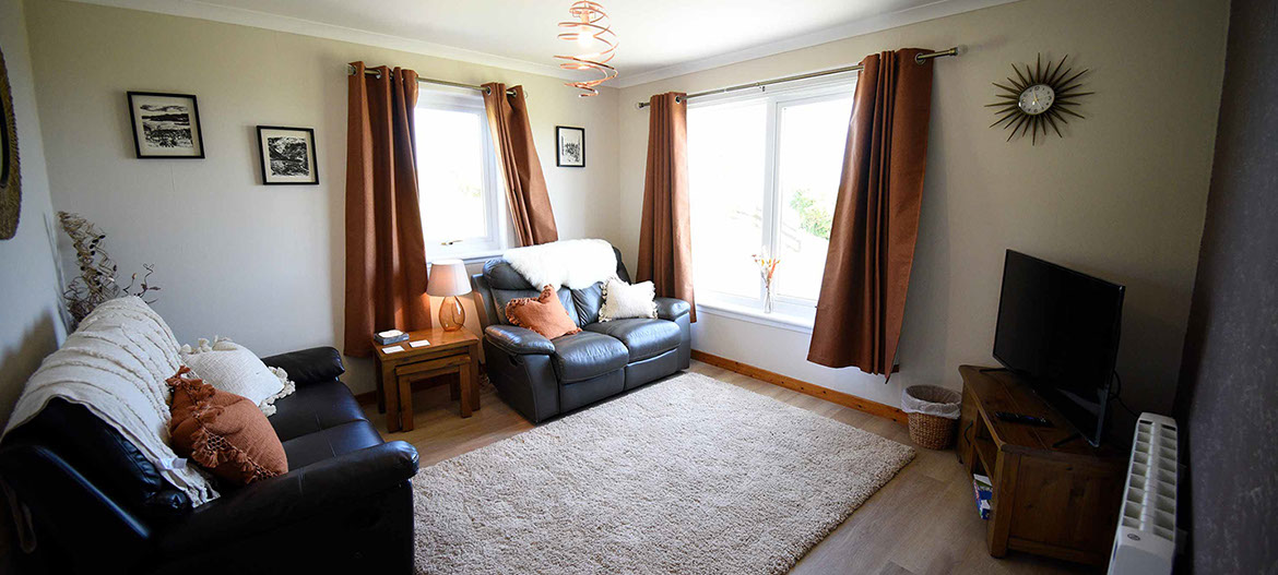 Kenmore Cottage self catering accommodation contains a comfortable living room with widescreen TV and WIFI internet