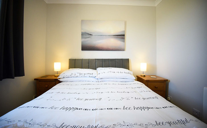 Kenmore Cottage self catering accommodation contains a comfortable double bed with all bedding and linen provided