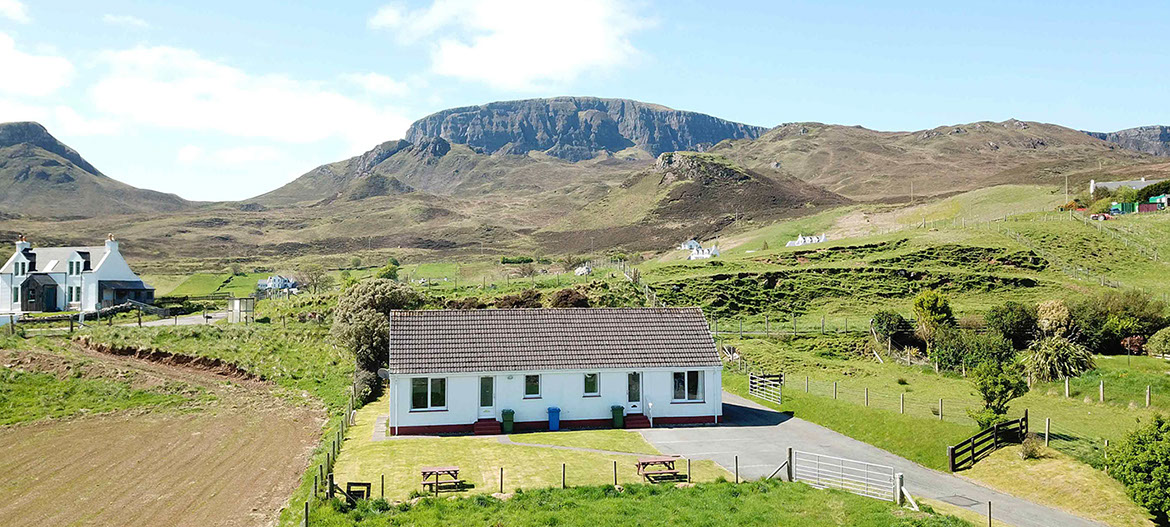 Anmara self catering accomodation is located near Staffin on the Isle of Skye with stunning sea and mountain views