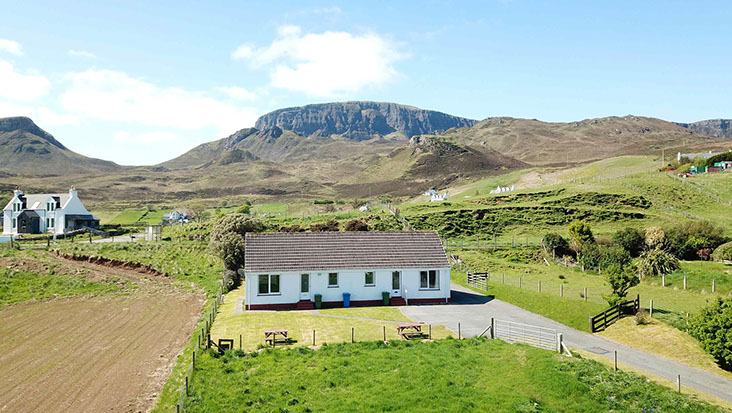 Anmara self catering accomodation is located near Staffin on the Isle of Skye with stunning sea and mountain views