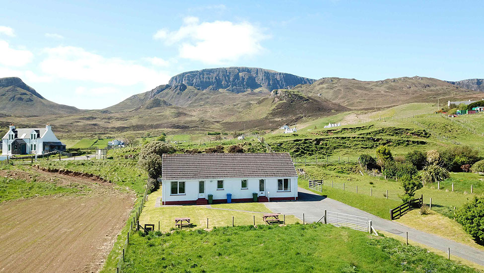 Anmara self catering accomodation is located near Staffin on the Isle of Skye with stunning sea and mountain views